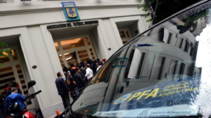 Allanan la sede de la AFA y clubes de fútbol por la causa de la financiera ligada a Chiqui Tapia