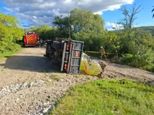 La Falda: volcó un camión que transportaba cloro en Villa Santa Rosa