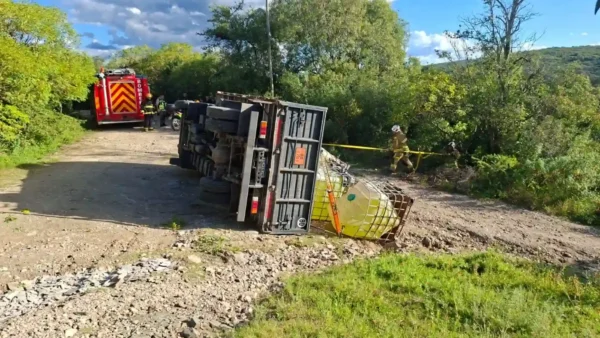 La Falda: volcó un camión que transportaba cloro en Villa Santa Rosa