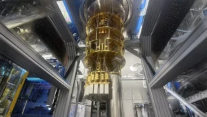 Fujitsu y RIKEN pisan fuerte en la carrera cuántica: presentaron una máquina de 256 qubits y ya apuntan a las 1.000 unidades