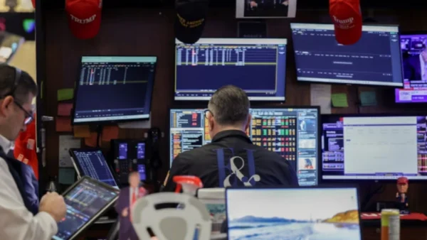 El riesgo país argentino se desplomó y tocó su nivel intradiario más bajo en semanas.