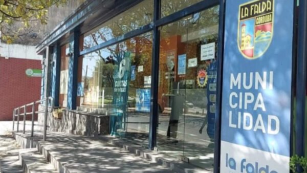 La Falda congeló el salario de sus funcionarios hasta fines de 2026.